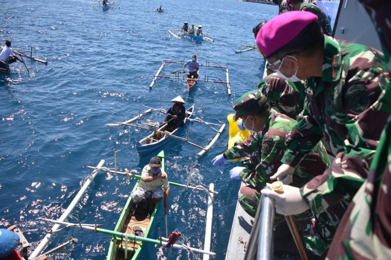 Pemberian Sembako kepada Nelayan Binaan Lantamal VIII di Perairan Teluk Manado. Foto: Pen2