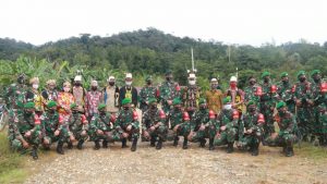 Pergantian Satgas Pamtas RI-MLY dari Yonif Raider 200/BN Kepada Yonif 614/RJP Disambut Adat Dayak Kenyah