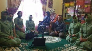 Wujud Kepedulian, Ketua Persit Koramil Telanaipura Jenguk Warganya yang Sakit,