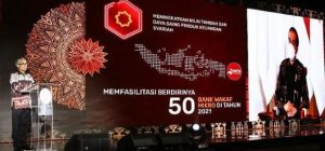 Disaksikan Presiden RI dan DK OJK, Bupati Kerinci Adirozal Terima Penghargaan OJK