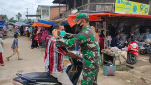 Cegah Covid -19, Babinsa Sungaibengkal Bagikan Masker