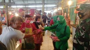 Persit Kodim 0415/Bth, Bagi-bagi Masker di Pasar Angsoduo