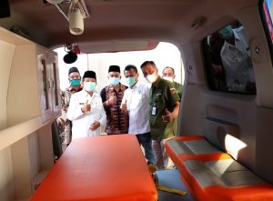 Fachrori Serahkan 1 Unit Ambulans CSR Bank Jambi Kepada Masyarakat Mersam