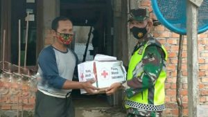 Babinsa Koramil Telanaipura Bersama Relawan ACT Salurkan Bantuan Sembako Untuk Warga Terdampak Banjir