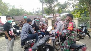 Babinsa Ingatkan Warga yang lagi Nongkrong Pakai Masker