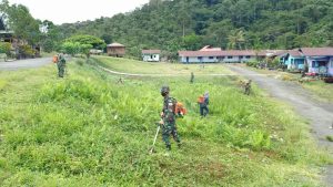 Satgas Pamtas RI-MLY Yonif Raider 200/Bhakti Negara bersama Warga membersihkan Lapangan Kampung