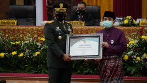 Hibahkan Sepucuk Meriam, Danrem Brigjen TNI M. Zulkifli Terima Piagam Penghargaan dari Pemprov Jambi