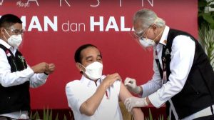Jokowi Resmi Jalani Proses Vaksinasi Covid-19 Samuel