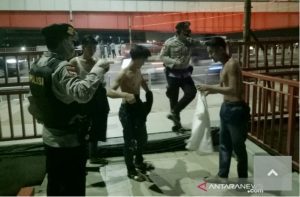 Polisi Bubarkan Ratusan Warga Nekat Kunjungi Icon Kota di Malam Tahun Baru