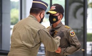 Kapolri Jenderal Polisi Idham Azis “Low Profile High Quality”, Terima Dua Penghargaan dari TNI