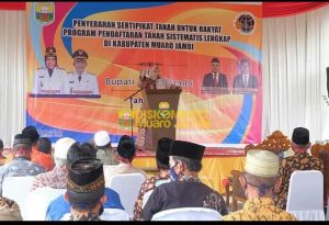 Bupati Muarojambi Berikan Sertifikat di Dua Desa Sungai Gelam