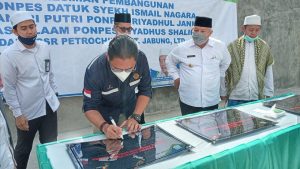 SKK Migas – PetroChina Jabung Serahkan Bantuan untuk Pondok Pesantren  di Tanjungjabung Barat