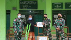 Pasca Kebakaran, Satgas Yonif RK 744 Berikan Bantuan Ke Ponpes Al-Muhajirin Atambua