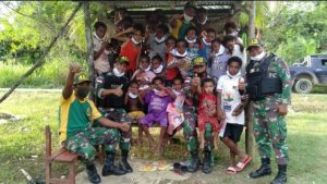 Hebat, Ini Bukti Kedekatan Satgas Yonif MR 413 Kostrad Dengan Anak Perbatasan RI-PNG Yang Tak Terpisahkan