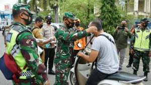Dandim Bute Turun ke Jalan Ingatkan Pengendara Pentingnya Bermasker