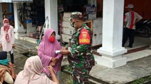 Aksi Mulia Sang Babinsa Bagikan Masker Gratis Disaat Pandemi
