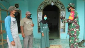 Keluarkan Alat Berat, Babinsa Koordinasikan Dengan RT Lintasi Wilayahnya