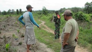 Anggota Satgas TMMD Survei Lokasi Jalan Eskavator Menuju Sasaran Berikutnya
