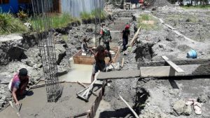 Babinsa Bantu Percepat Pembangunan Gereja di Yapen Waropen