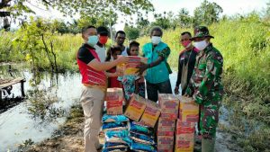 Babinsa Kodim 1701/Jayapura Salurkan Bantuan Korban Banjir Distrik Muara Tami