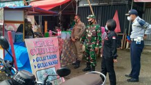 Bersama Satgas Covid 19, Babinsa Selalu Imbau Masyarakat Patuhi Prokes