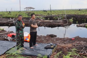 Bikin Kagum, Anggota TNI Salat Bersama Kapolres Diatas Lahan Gambut