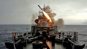 Dentuman Meriam KRI Hasan Basri Pecahkan Kesunyian Laut Jawa