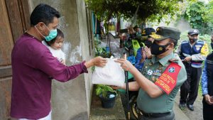 Danrem 061 Surya Kencana Turun ke Zona Merah, Sambangi Keluarga Terpapar Covid-19