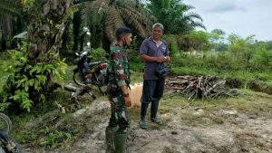 Demi Pembangunan Jalan Desa, Warga Sungaiterap Ini Ikhlas Tanahnya Digali Untuk Penimbunan