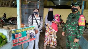 Gunakan Sepanduk, Babinsa Ini Imbau Warga Pakai Masker