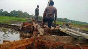 Hujan Bukan Halangan Bagi TNI untuk Sejahterakan Rakyat Di Desa Sungaiterap