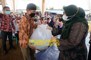 Bupati Muaro Jambi Salurkan Bantuan Sembako ke Warga Suko Awin Jaya