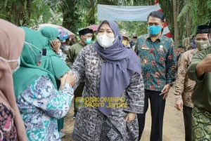 Hadiri Sedekah Payo Desa Simpang Limo, Bupati Muaro Jambi di Sambut Meriah Warga