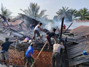 Diduga Korsleting Listrik,Satu Rumah Hangus Terbakar