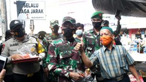 Jenderal Bintang Dua Ini Turun Langsung Bagikan Masker