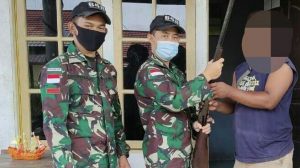 Satu Pucuk Senjata Api kembali Diserahkan Warga Perbatasan Kepada Satgas Yonif 642 Kapuas
