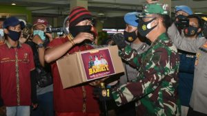 Bersama Jajaran TNI Dan POLRI Pangkoarmada II Bagikan Sembako Dan Masker
