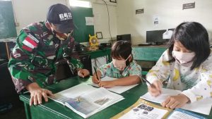 Satgas Yonarmed 3/105 Tarik Buat Taman Baca Di Perbatasan