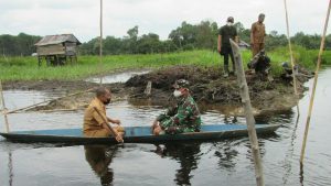 Gunakan Sampan, Dandim Batanghari Tinjau Sasaran TMMD