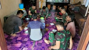 Kebersamaan Itu Kekuatan, Anggota TNI bersama Operator Alat Berat Makan Bersama di Rumah Warga