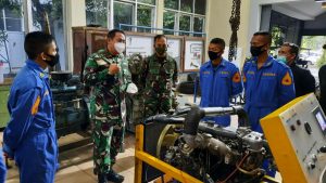 Gubernur AAL Tinjau Latihan Praktek Taruna Korps Teknik Bongkar Pasang Mesin Diesel