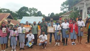 Tingkatkan Mutu Pendidikan di Perbatasan, Satgas Yonarmed 3/105 Tarik Bantu Buku Bacaan Di Sekolah