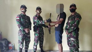 Berkat Binter, Satgas Pamtas Yonif 642 Terima Tiga Pucuk Senjata Api Ilegal