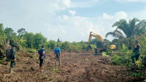 Hujan Bukan Jadi Kendala Bagi Prajurit Saat Membangun Jalan di Desa Sungaiterap