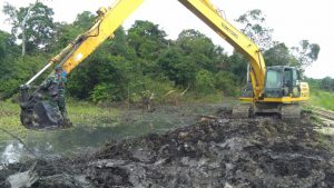 Babinsa Ini Nekad Menaiki “Sendok Besi” Ada Apa?