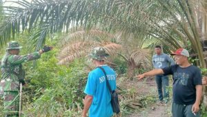 Babinsa Dampingi BPD Sungaiterap Tinjau Jalur Pembuatan Jalan Baru
