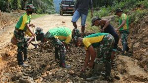 Satgas Yonarhanud 16 Bersama Warga Perbaiki Jalan Desa Sekaduyan Taka