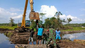 Bersama Warga Sungaiterap, TNI Gotong Royong Pasang Tiang Pancang Jembatan