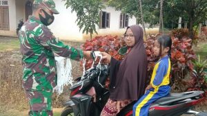 Aksi Nyata Babinsa Bagikan Masker Untuk Warga Desa Sekancing