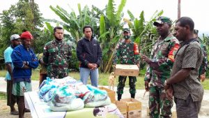 Bakti Sosial Koramil Oksibil Bagikan Alkitab dan Sembako